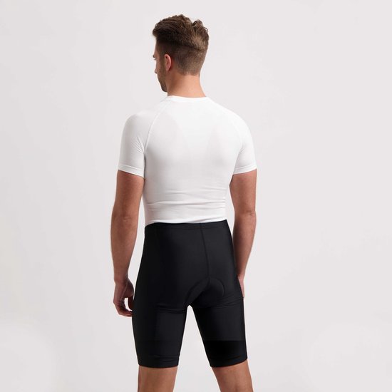 Man van achteren gezien, draagt een witte fietsjersey en zwarte fietsbroek.