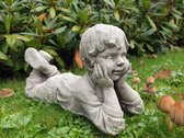 Tuinbeeld , liggende jongen
