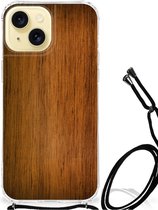 Coque de protection pour iPhone 15 avec nom et bord transparent en bois foncé.