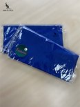 Twee koningsblauwe sjaals, elk verpakt in plastic. Een ronde groene sticker met "Fashion" erop.