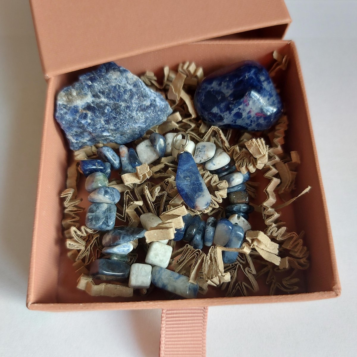 Geboortemaand Edelsteen set - Oktober - Sodaliet - Gift - Bijzonder Cadeau - Ruwe Steen - Armband - Hanger -Spiritueel - Verjaardag