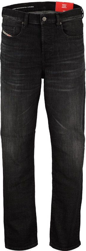 Jean en denim foncé coupe droite avec cinq poches classiques. Le jean est de Diesel.