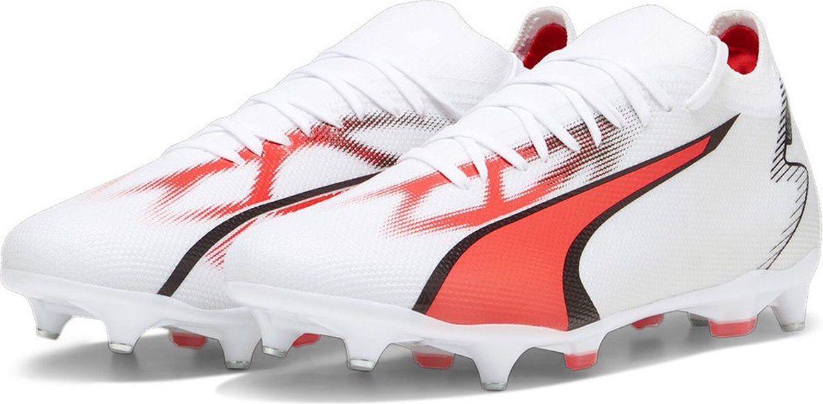 Puma Ultra Match MXSG voetbalschoenen in wit met rode en zwarte accenten, lichtgewicht mesh bovenwerk, EU 42.