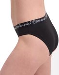 Zwarte bamboo slip, zichtbaar van de zijkant met een elastische band met "Bamboo Basics" logo.