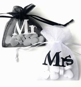 10 Organza zakjes Mrs wit met zwart en Mr zwart met wit en mini hartvormige pepermuntjes - huwelijk - mr - mrs - pepermunt - organza - bedankje - bruid - bruidegom