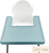 Le set de table en silicone LITTLE-BUNNY s'adapte parfaitement à la chaise haute STOKKE Tripp Trapp beige argile