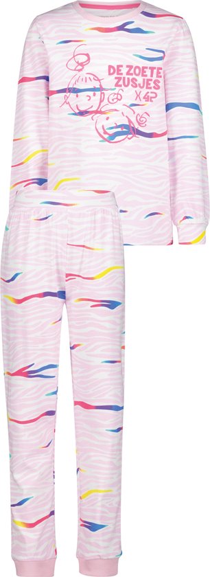 Roze pyjama met white zebraprint, gekleurde strepen en opdruk 'De Zoete Zusjes'.