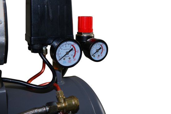 Detail van drukmeter en rode instelknop van de Kibani compressor.