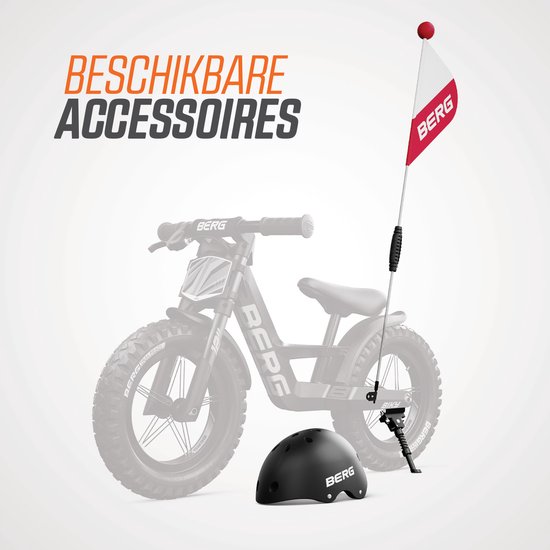 Accessoires voor de groene loopfiets: helm, standaard en een vlag met BERG logo.
