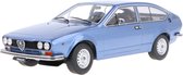 De 1:18 gegoten modelauto van de Alfa Romeo Alfetta GT 1.6 uit 1976 in lichtblauw metallic. De fabrikant van het schaalmodel is Minichamps. Dit model is alleen online verkrijgbaar