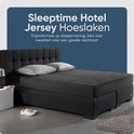 Donkergrijs Sleeptime Hotel Jersey hoeslaken op een boxspring bed.