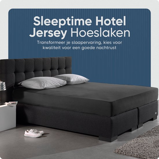 Donkergrijs Sleeptime Hotel Jersey hoeslaken op een boxspring bed.