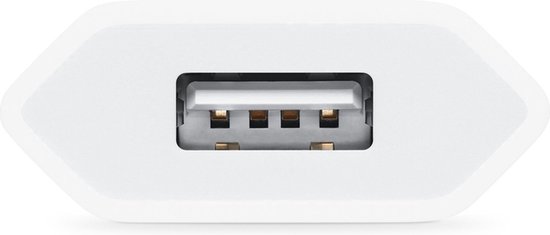 Close-up van een witte USB-poort op een oplader.