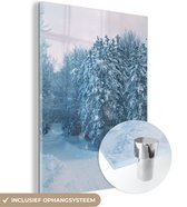 MuchoWow® Glasschilderij 60x80 cm - Schilderij glas - Bos - Sneeuw - Winter - Foto op acrylglas - Schilderijen