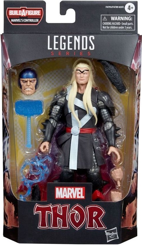 Thor figuur met zwarte maliënkolder, rode cape, zwarte laarzen en zwarte raaf op schouder.