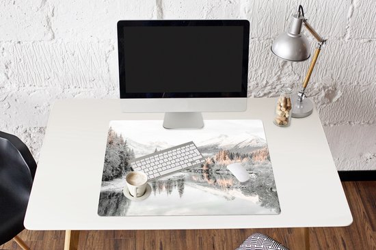 Muismat XXL 80x60 cm - Bureau onderlegger - Bureau mat Natuur - Winter - Bomen - Bergen - Sneeuw - Bureaumat - Gaming mousepad xl - Bureaulegger groot - Computer deskmat