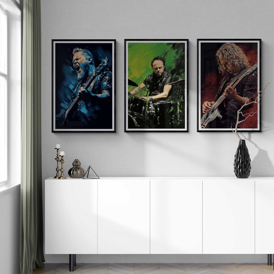 Trois affiches : un guitariste avec une lueur bleue, le batteur Lars Ulrich avec une lueur verte, et un guitariste avec une lueur rouge.