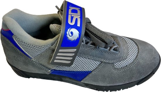 Grijze Sidi vrijetijdsschoen met blauwe accenten en een klittenbandsluiting met logo.