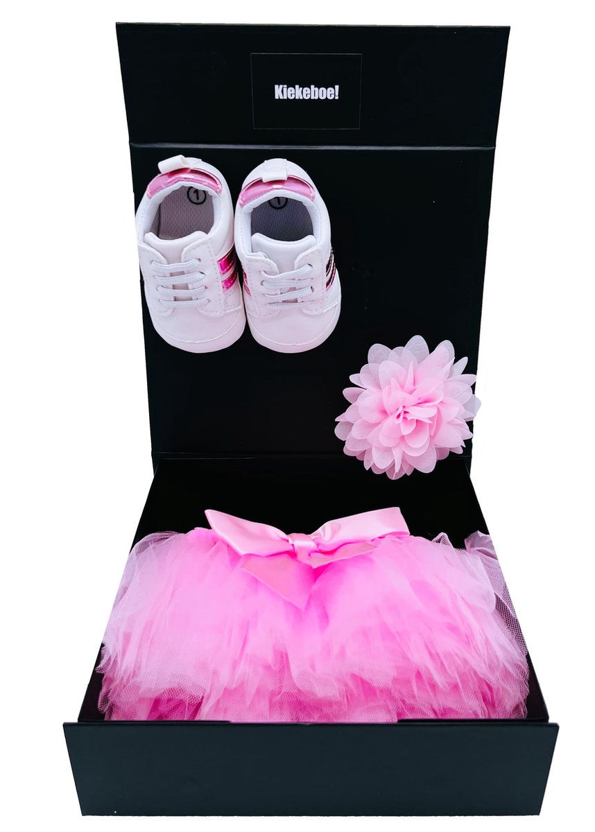 Goedkoopste Kraamcadeau meisje met babysneakers en baby petticoat - ook rechtstreeks als cadeau te versturen