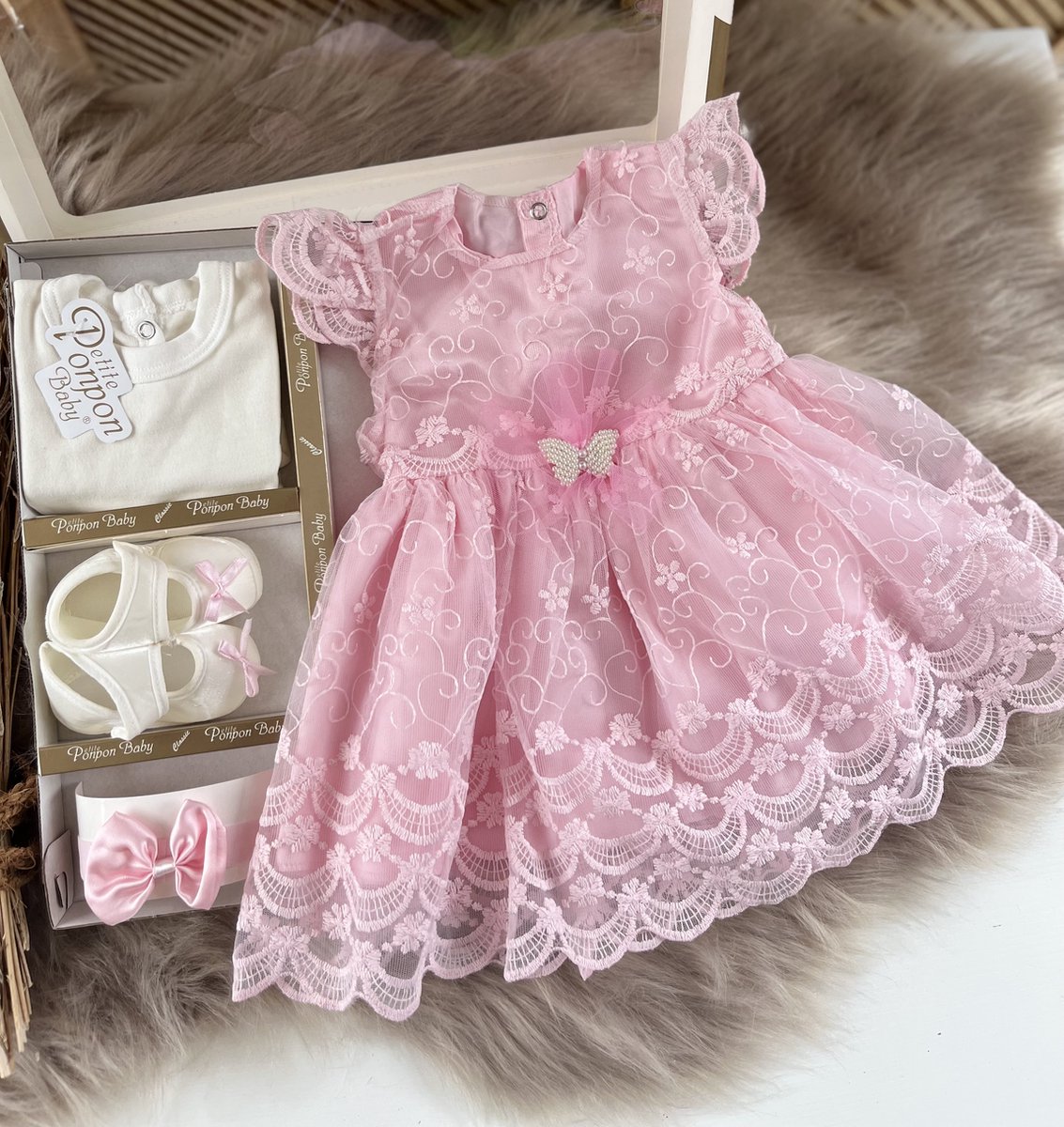 Goedkoopste luxe feestjurk-bruidsjurk-Baby jurk-tule jurk-doopjurk -doopkleedje-onderhemd-haarband-schoentjes-vlinder-new born-geschenkdoos-kraamcadeau-fotoshoot newborn-doopsel-4 delige set-roze kleur-maat 56/62 (0 tem 4 maanden
