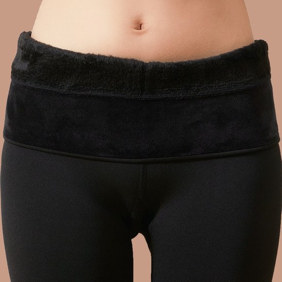 Close-up van de tailleband van een zwarte legging met een zachte, pluizige fleece rand.