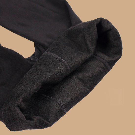 Detail van de binnenkant van een zwarte legging met zachte fleecevoering.