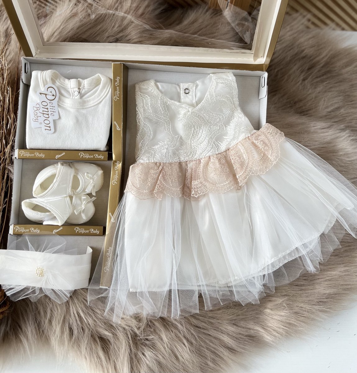 Goedkoopste luxe feestjurk-bruidsjurk-Baby jurk-doopjurk -doopkleedje-onderhemd-haarband-schoentjes- pasgeboren-new born-geschenkset -geschenkdoos-kraamcadeau-fotoshoot newborn-doopsel-4 delige set-rose goud wit-maat 56/62 (0 tem 3maanden