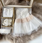 luxe feestjurk-bruidsjurk-Baby jurk-doopjurk -doopkleedje-onderhemd-haarband-schoentjes- pasgeboren-new born-geschenkset -geschenkdoos-kraamcadeau-fotoshoot newborn-doopsel-4 delige set-rose goud wit-maat 56/62 (0 tem 3maanden)