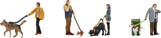 Verschillende miniatuurfiguren van mensen met honden, in verschillende houdingen.