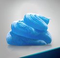 Een veeg blauwe scheergel met wervelende textuur.