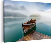 Artaza Canvas Schilderij Bootje op het Meer tijdens de Mist - 90x60 - Foto Op Canvas - Canvas Print - Muurdecoratie