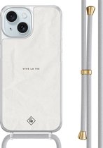 Casimoda® hoesje met grijs koord - Geschikt voor iPhone 15 - Vive La Vie - Afneembaar koord - TPU/acryl - Grijs