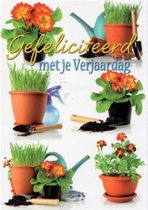 Gefeliciteerd met je verjaardag! Diverse bloembakken met tuingereedschap voor mensen die graag tuinieren. Een leuke kaart om zo te geven of om bij een cadeau te voegen. Een dubbele wenskaart inclusief envelop en in folie verpakt.