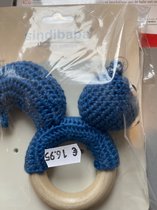 sindibaba- handmade rammelaar - eekhoorn - blauw - o maanden
