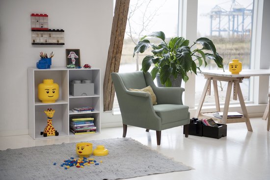 Woonkamer met een LEGO thema, inclusief opbergdozen, speelgoed en meubels.