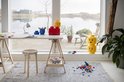Een bureau met LEGO opbergdozen en een LEGO hoofd op een tafel.
