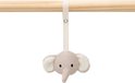Lichtbruine gebreide olifant knuffel met witte oren, hangend aan een houten stok.