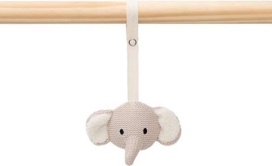 Lichtbruine gebreide olifant knuffel met witte oren, hangend aan een houten stok.