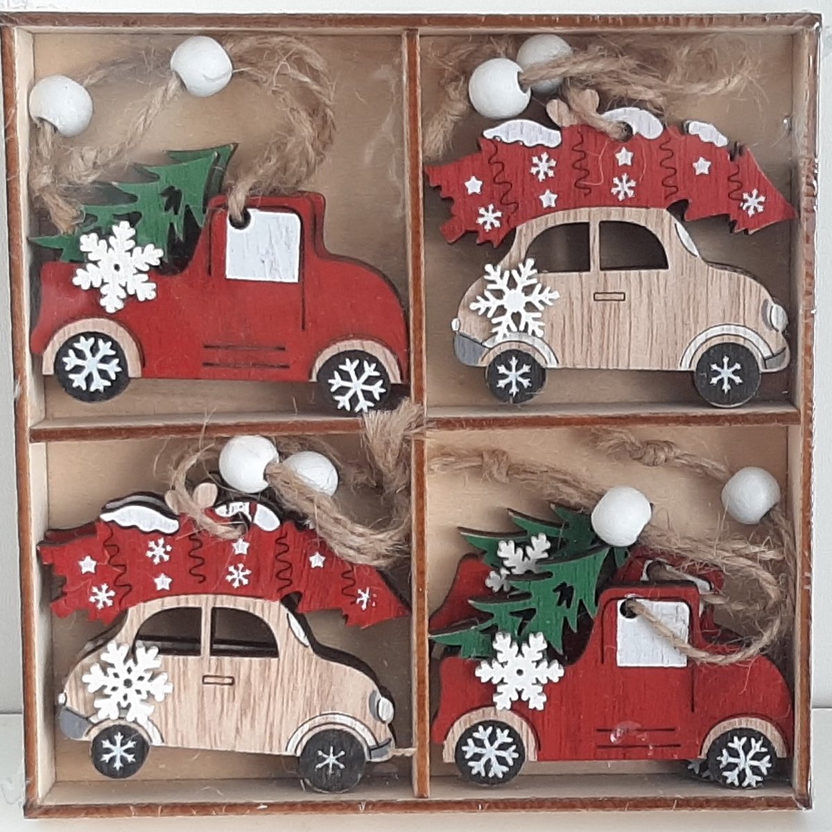 Houten kerstboomhangers auto's in houten doosje van G. Wurm met diverse houten auto ornamenten.