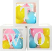 Drie doorzichtig letter ballon blokken Two wit inclusief 24 ballonnen roze, blauw en geel - ballon - box - kubus - blok - two - twee - verjaardag