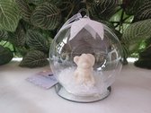 Kerstbal glas met witte teddybeertje met muts zittend in de sneeuw Ø7cmx9cmH
