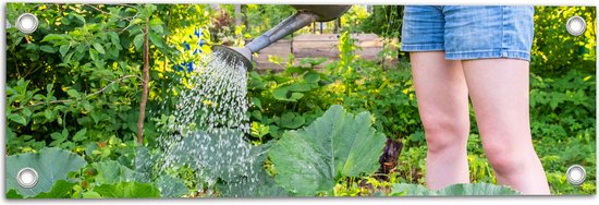 Tuinposter – Tuin - Bloemen - Planten - Gieter - Water - Groen - 60x20 cm Foto op Tuinposter (wanddecoratie voor buiten en binnen)