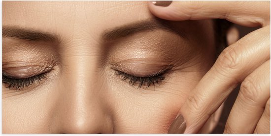 Poster Glanzend – Vrouw - Gezicht - Makeup - Mascara - Oogschaduw - Hand - Nagellak - 100x50 cm Foto op Posterpapier met Glanzende Afwerking