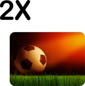 BWK Flexibele Placemat - Voetbal op het Gras in Schemerlicht - Set van 2 Placemats - 40x30 cm - PVC Doek - Afneembaar