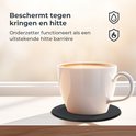 Une tasse blanche de café fumant est posée sur un sous-verre rond noir devant une fenêtre. Protège contre les cercles et la chaleur.