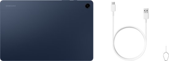 De achterkant van de donkerblauwe Samsung Galaxy Tab A9+ met de Samsung-logo, een camera, USB-kabel en simkaart-tool.