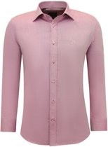 Roze overhemd met lange mouwen, knopen en geborduurd logo op de borst.