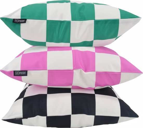 Stapel van drie geblokte kussens in groen, roze en zwart met labels.