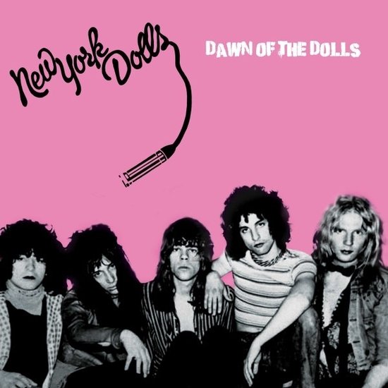 New York Dolls - Dawn of the Dolls albumhoes met de band op een roze achtergrond. Tekst 'New York Dolls' in scriptlettertype, 'Dawn of the Dolls' in witte letters.