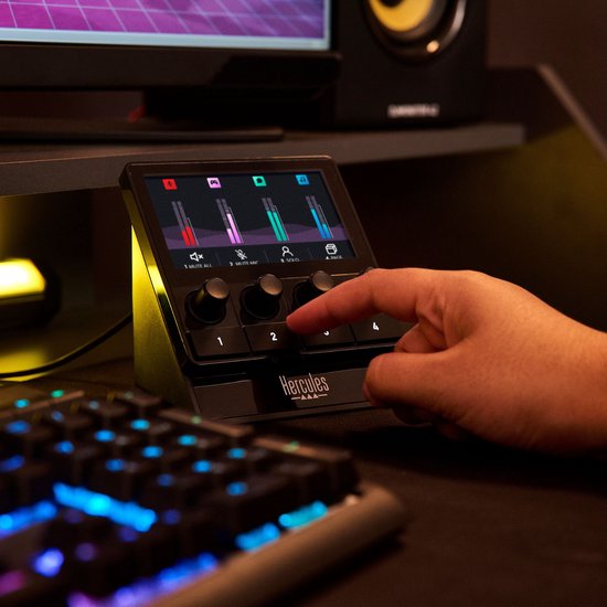 Vinger drukt op knop 2 van de zwarte Hercules audiocontroller, aangesloten op een computer.